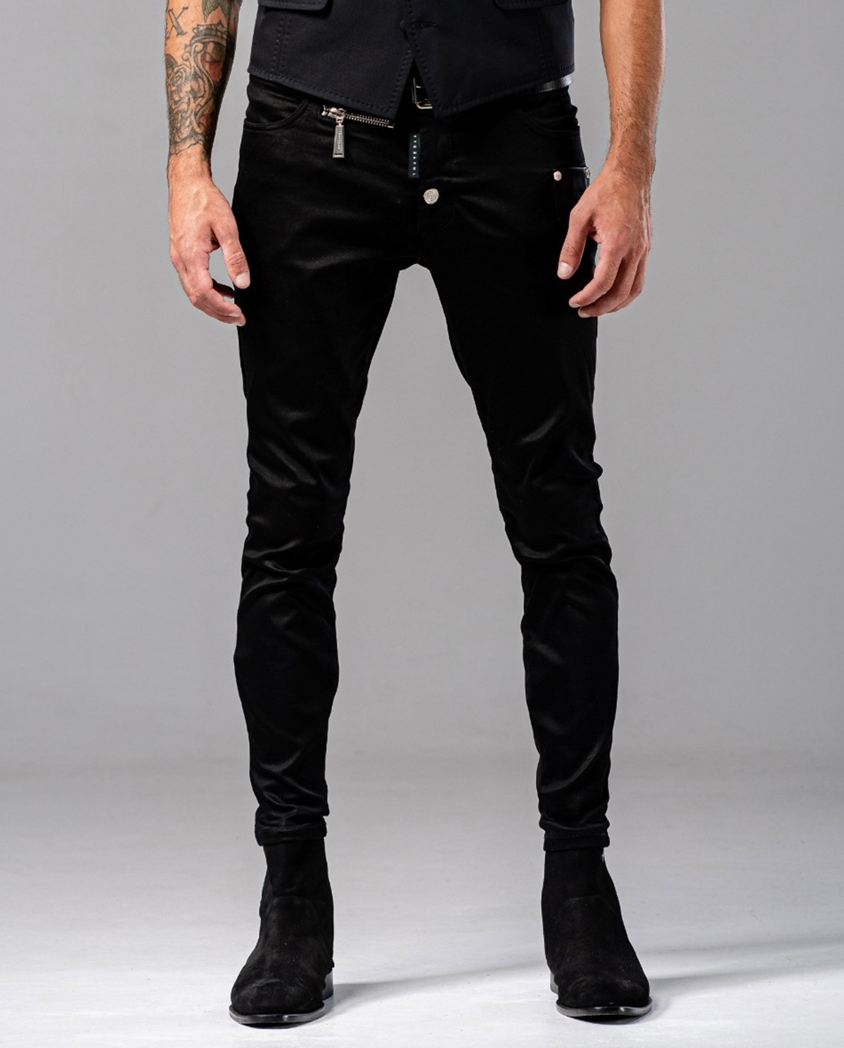GUNS & TUXEDOS - Czarne jeansy ze skórzaną kieszenią Night Angel CSJE240B004010193