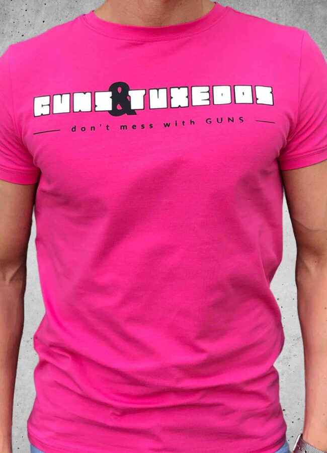 GUNS & TUXEDOS - Różowy t-shirt Pink Gun CTSH220B0003010001